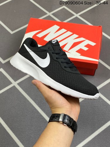 45Nike Tanjun 伦敦跑鞋 耐克 WMNS Nike Tanjun 伦敦系列透气跑鞋。采用了熟为人知的Kaishi系列大底，鞋身由Roshe Run 优质织物及人造革材料打造，轻盈透气，