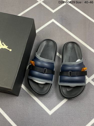 合集80Air Jordan Super Play 乔丹拖鞋 AJ拖鞋 灰色 运动拖鞋 钩环带提供可调节的安全贴合；鞋面的合成皮革提供舒适的耐用性；带有纹理鞋床的泡沫鞋底为您提供支撑缓冲；外底人字