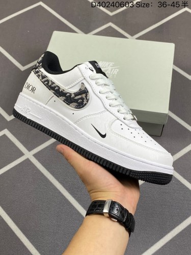 120耐克 Nike Air Force 1 '07 Low 空军一号含气垫 低帮百搭厚底增高休闲运动板鞋。柔软、弹性十足的缓震性能和出色的中底设计，横跨复古与现代的外型结合，造就出风靡全球三十多