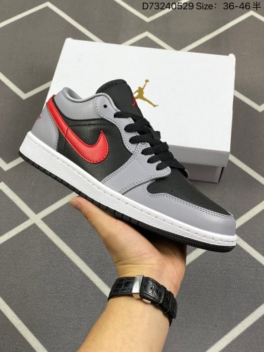 120Air Jordan 1 Low 低帮 黑灰红 AJ1 乔丹1代 aj1 乔1 低邦 黑灰红 乔丹篮球鞋系列 整双鞋采用黑色皮革为主体打造，搭配灰色覆盖层框架，整体十分简约。鞋身两侧Swoo