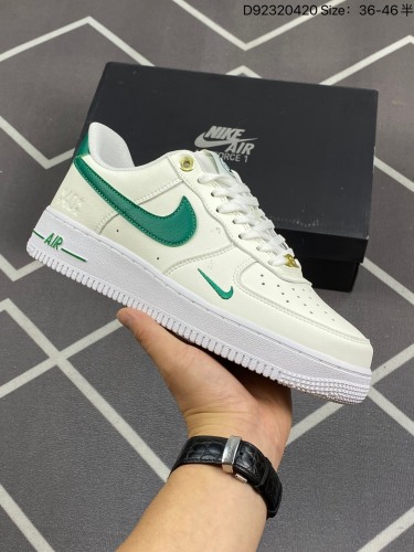 160公司级✅耐克Nike Air Force 1 Low  空军一号低帮百搭休闲运动板鞋。柔软、弹性十足的缓震性能和出色的中底设计，横跨复古与现代的外型结合，造就出风靡全球三十多年的Force
