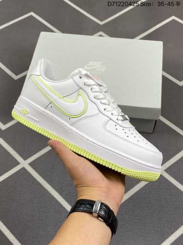 110✅耐克Nike Air Force 1 Low  空军一号低帮百搭休闲运动板鞋。柔软、弹性十足的缓震性能和出色的中底设计，横跨复古与现代的外型结合，造就出风靡全球三十多年的Force 1。