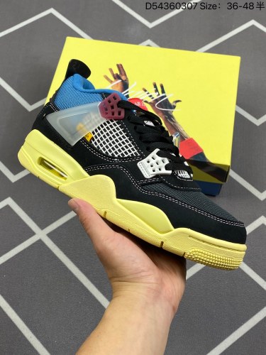 180Union x Air Jordan 4 Retro SP “Off Noir” 联盟骑士 AJ4 乔丹4代 aj4 乔4 黑水饺 乔丹篮球鞋系列 鞋身以大面积的黑色为基础，辅以蓝、红细节，