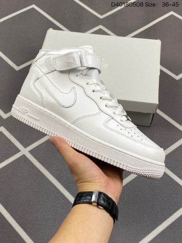 90耐克 Nike Air Force 1 '07 Low 空军一号含气垫 高帮百搭厚底增高休闲运动板鞋。柔软、弹性十足的缓震性能和出色的中底设计，横跨复古与现代的外型结合，造就出风靡全球三十多年