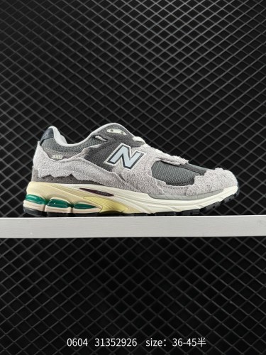 130 New Balance ML2002 复古休闲跑步鞋 最新出的2002R系列，鞋款延续了经典科技，升级版N-ERGY缓震物料机能与材质上脚太舒适了，鞋面的柔软麂皮搭配尼龙网布，特别透气而且还复