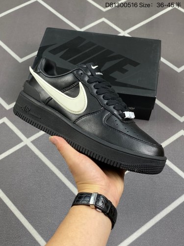 150耐克 空军一号 AF1 低帮休闲板鞋 Ambush x Nk Air Force 1'07 Low SP 空军一号联名标志性的Swoosh延伸至鞋跟之外，鞋舌和鞋垫上印有AMBUSH品牌标志