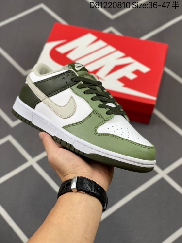 110 特价Nike Dunk Low “Oil Green” 绿豆配色整双鞋选用绿色风格示人，在皮质鞋面的基础上，分别选用不同的绿色进行拼接搭配，同时辅以白色搭配增加层次感。另外，在鞋侧两边的