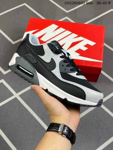 140耐克 Nike Air Max 90 Essential 运动鞋气垫缓震跑步鞋秉承该系列非凡缓震性能，缔造出众舒适穿着感与高级牛剖层革、人造革与织物组合鞋面，舒适耐穿耐久泡棉中底搭配鞋跟处的