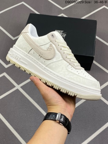 140Nike Air Force 1 Low Luxe 空军一号低帮厚底休闲运动板鞋 鞋款以1982年原版经典的 Air Force 1 Luxe 为蓝本，继续带来全新系列。整体采用荔枝纹皮革打