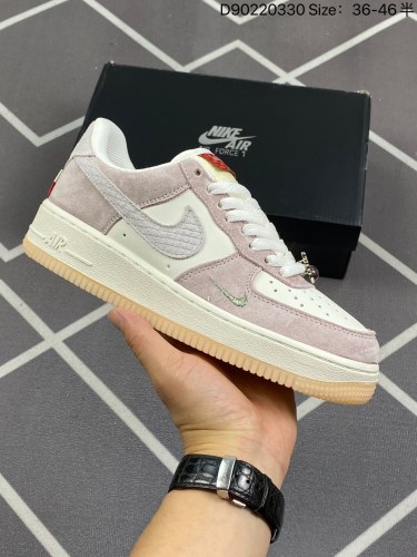 110✅耐克Nike Air Force 1 Low  空军一号低帮百搭休闲运动板鞋。柔软、弹性十足的缓震性能和出色的中底设计，横跨复古与现代的外型结合，造就出风靡全球三十多年的Force 1。