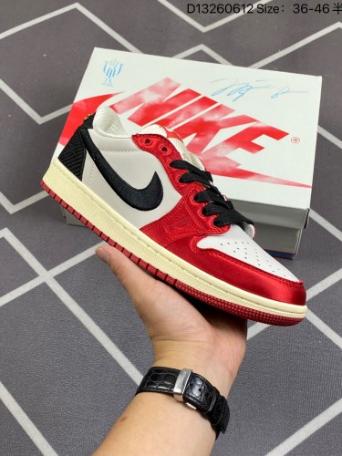 130Trophy Room x Air Jordan Low OG 低帮 联名款 丝绸芝加哥 AJ1 乔丹1代 aj1 乔1 低邦 白橙黑丝绸 乔丹篮球鞋系列 整鞋选以白色皮革为基础，搭配红色丝