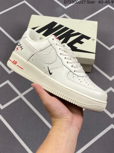 150✅耐克 Nike Air Force 1 ’07 Low 白解构 空军一号低帮百搭休闲运动板鞋。柔软、弹性十足的缓震性能和出色的中底设计，横跨复古与现代的外型结合，造就出风靡全球三十多年的F