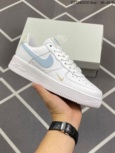 120耐克Nike Air Force 1 Low  空军一号低帮百搭休闲运动板鞋。柔软、弹性十足的缓震性能和出色的中底设计，横跨复古与现代的外型结合，造就出风靡全球三十多年的Force 1。