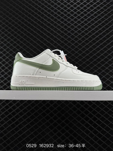 160 耐克Nike Air Force 1 Low 空军一号低帮百搭休闲运动板鞋。柔软、弹性十足的缓震性能和出色的中底设计，横跨复古与现代的外型结合，造就出风靡全球三十多年的Force 1。 货号：