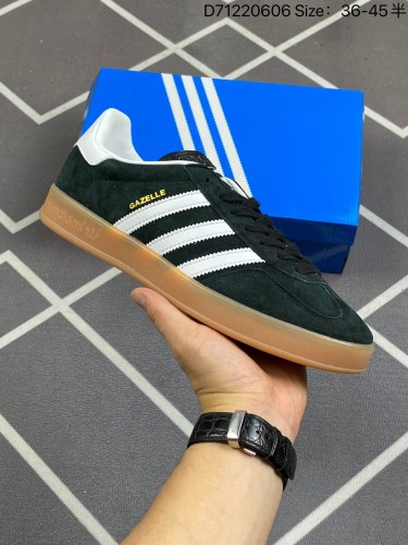 110 阿迪达斯Adidas Originals Gazelle Indoor 三叶草复古防滑耐磨低帮板鞋 HO6259鞋款采用柔软的绒面革和耐用的皮革衬里融合在橡胶外底上！货号HO6259尺码3