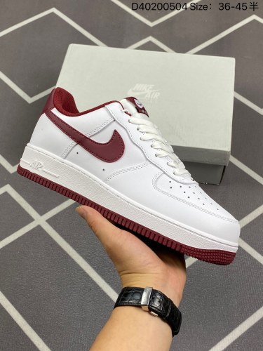 100耐克Nike Air Force 1 Low  空军一号低帮百搭休闲运动板鞋。柔软、弹性十足的缓震性能和出色的中底设计，横跨复古与现代的外型结合，造就出风靡全球三十多年的Force 1。