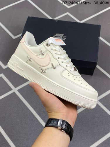120耐克 Nike Air Force 1 '07 Low 空军一号含气垫 低帮百搭厚底增高休闲运动板鞋。柔软、弹性十足的缓震性能和出色的中底设计，横跨复古与现代的外型结合，造就出风靡全球三十2