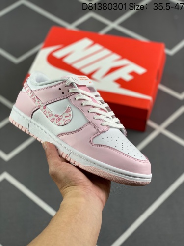 190Nike Dunk Low “Pink Paisley” 珍珠粉正确低趴鞋头细节 拒绝偷工减‼️Nike Dunk Low的这款产品采用全皮革制成，配有网眼鞋舌和衬里。它以白色为基_001