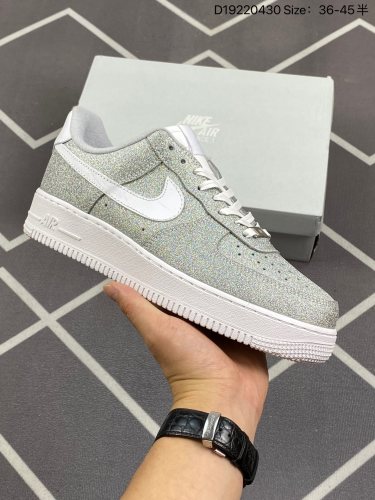 120耐克Nike Air Force 1 Low  空军一号 AF1 低帮百搭休闲运动板鞋。柔软、弹性十足的缓震性能和出色的中底设计，横跨复古与现代的外型结合，造就出风靡全球三十多年的Force