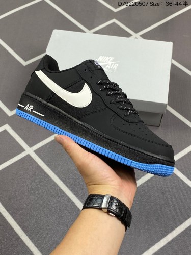 110✅耐克Nike Air Force 1 Low  空军一号低帮百搭休闲运动板鞋。柔软、弹性十足的缓震性能和出色的中底设计，横跨复古与现代的外型结合，造就出风靡全球三十多年的Force 1。