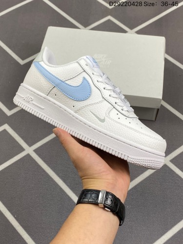 110耐克 Nike Air Force 1 '07 Low 空军一号含气垫 低帮百搭厚底增高休闲运动板鞋。柔软、弹性十足的缓震性能和出色的中底设计，横跨复古与现代的外型结合，造就出风靡全球三十多