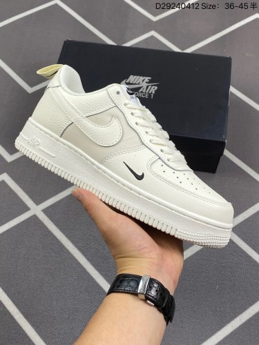 120耐克Nike Air Force 1 Low  空军一号低帮百搭休闲运动板鞋。柔软、弹性十足的缓震性能和出色的中底设计，横跨复古与现代的外型结合，造就出风靡全球三十多年的Force 1。