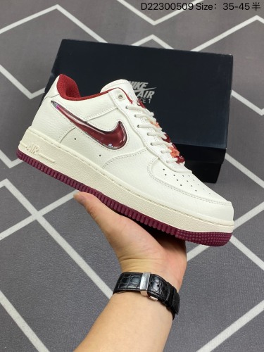 150耐克 Nike Air Force 1 '07 Low 空军一号含气垫 低帮百搭厚底增高休闲运动板鞋。柔软、弹性十足的缓震性能和出色的中底设计，横跨复古与现代的外型结合，造就出风靡全球三十多