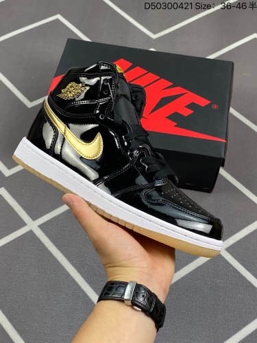 150 Air Jordan 1 High OG Metallic Gold 高帮 黑金脚趾 AJ1 乔丹1代 aj1 乔1 高邦 黑黄 乔丹篮球鞋系列 鞋身采用了黄色、黑色和白色的组合，鞋面采用
