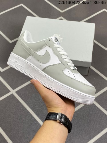 80耐克 Nike Air Force 1 '07 Low 空军一号含气垫 低帮百搭厚底增高休闲运动板鞋。柔软、弹性十足的缓震性能和出色的中底设计，横跨复古与现代的外型结合，造就出风靡全球三十多年