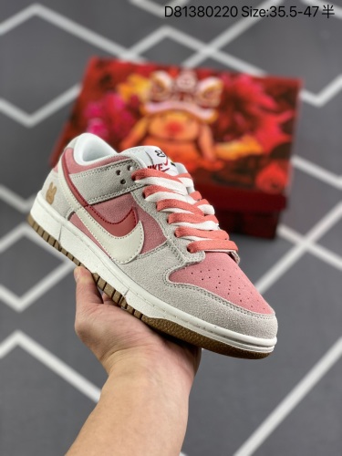 190 公司级‼️Nike Dunk Low SE “85”CNY 兔子饼干Nike推出特别版Dunk Low企划。此款Nike Dunk Low采用白灰色面革材质，鞋身左右侧均配有皮革质双 Sw