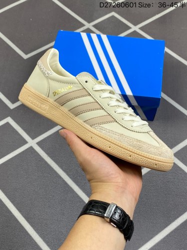 130三叶草 HANDBALL SPEZIAL 1比1工匠精神 全鞋采用进口头层猪八制作 牛筋耐磨大底  承载青春情怀的板鞋，是现在潮男靓女上脚的大热鞋款 经典三条杠装饰鞋侧 品牌辨识度清晰 复古