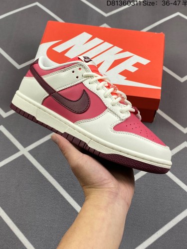 180NIKE DUNK SB LOW 定制配色Dunk SB顾名思义，具有经典的Dunk血缘，又注入了更多的时尚元素。相较于普通的Dunk滑板鞋，改良版的Dunk SB加厚了鞋舌的填充，使舒适性