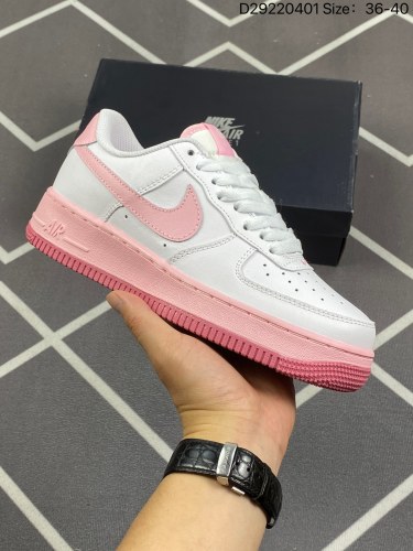 110耐克Nike Air Force 1 Low  空军一号百搭休闲运动板鞋  柔软、弹性十足的缓震性能和出色的中底设计，横跨复古与现代的外型结合，造就出风靡全球三十多年的Force 1，直到今