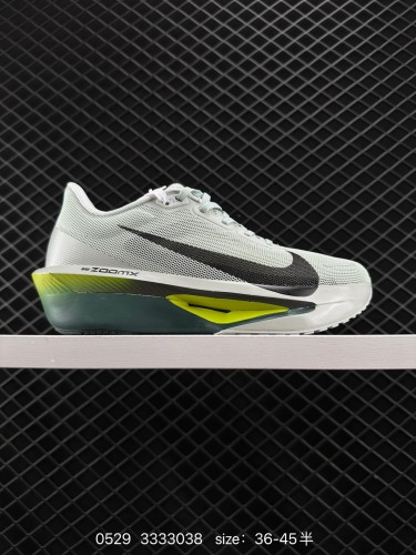 190 ✅Nike zoom  FIY6马拉松高端竞速跑步鞋。特高弹性双层MD搭配碳纤维组合鞋底，轻盈缓震， 鞋面采用工程网眼设计 为特定高热区域营造出色透气性 进一步增加鞋面的穿孔数量， 让足部能够