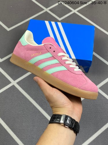 120阿迪达斯 （adidas）中性三叶草GAZELLE系列休闲鞋女经典运动鞋 德训鞋。鞋身柔软皮革材质和简单百搭的特点，让 Gazelle 一直活跃在街头。T字鞋头、压模鞋舌以及蜂巢型鞋底和鞋身