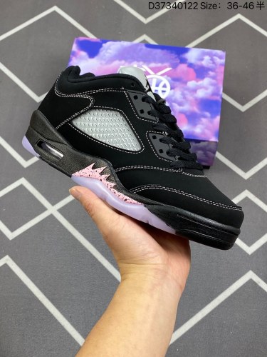 170Air Jordan 5 Low Dong dan AJ5 乔5东单黑紫 低帮篮球鞋这双鞋采用了米黄色配上红色的设计颇有之前 Fire Red 的感觉同时米黄色的水晶底也从一定程度上有效延缓