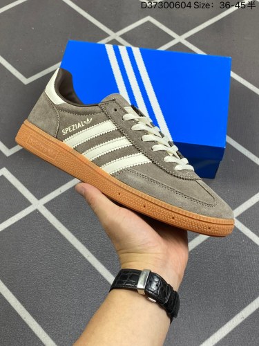 150Adidas Handball Spezial 阿迪达斯经典款 复古休闲板鞋 #全鞋采用反毛皮制作 牛筋耐磨大底 承载青春情怀的板鞋 经典三条杠装饰鞋侧 品牌辨识度清晰官方货号 IE6490