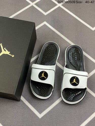 合集80Air Jordan Super Play 乔丹拖鞋 AJ拖鞋 灰色 运动拖鞋 钩环带提供可调节的安全贴合；鞋面的合成皮革提供舒适的耐用性；带有纹理鞋床的泡沫鞋底为您提供支撑缓冲；外底人字