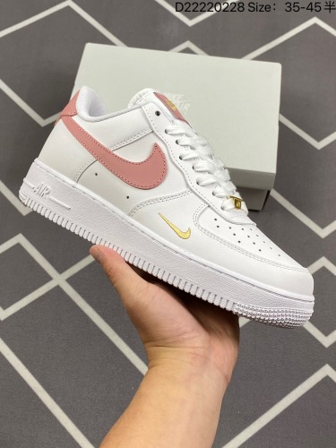110耐克Nike Air Force 1 Low  空军一号低帮百搭休闲运动板鞋。柔软、弹性十足的缓震性能和出色的中底设计，横跨复古与现代的外型结合，造就出风靡全球三十多年的Force 1。货