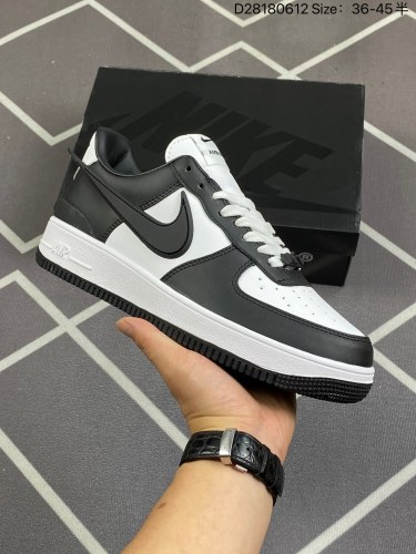 90 耐克 Ambush x Nike Air Force 1‘07 Low ”Phantom“ 联名款 空军一号低帮休闲板鞋标志性的超大Swoosh依旧采用了突出鞋面的造型。鞋舌标签也带有双方L
