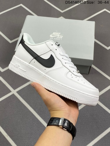 70 耐克 Nike Air Force 1 ’07 空军一号低帮百搭休闲运动板鞋。柔软、弹性十足的缓震性能和出色的中底设计，横跨复古与现代的外型结合，造就出风靡全球三十多年的Force 1，直到
