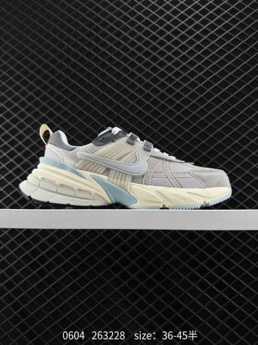 140 Nike V2K Run 复古单品 纯原级别 复古老爹鞋跑步鞋 鞋款被命名为 Runtekk 设计上借鉴了 2000 年的跑鞋风格 配色上以金属银为主调 简练又有复古运动气质 材质上使用大面积