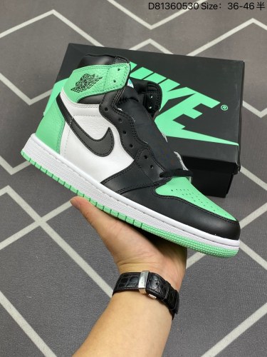 180Air Jordan 1 High OG Lost & Found 高帮 做旧芝加哥 AJ1 乔丹1代 aj1 乔1 高邦 做旧氧化 乔丹篮球鞋系列 鞋款采用白色皮质面料打造鞋面，搭配红色框