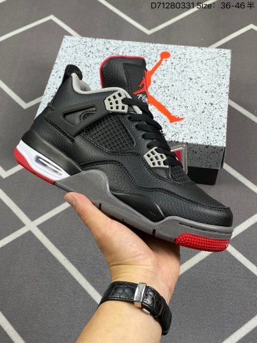 140Air Jordan 4 Retro OG Bred 黑红复刻 AJ4 乔丹4代 aj4 乔4 复刻黑红 乔丹篮球鞋系列 鞋身采用黑色磨砂为主，辅以红色细节点缀，呈现出经典的公牛配色，搭配灰