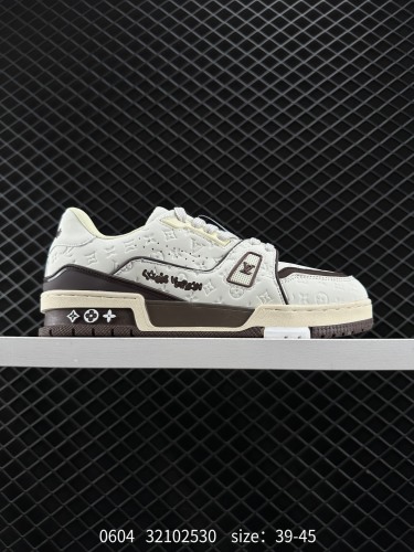 150 全新LV路易威登Louis Vuitton Trainer Sneaker Low休闲运动文化百搭板鞋  编码：32102530  Size:39～45  详情       ¥ 150