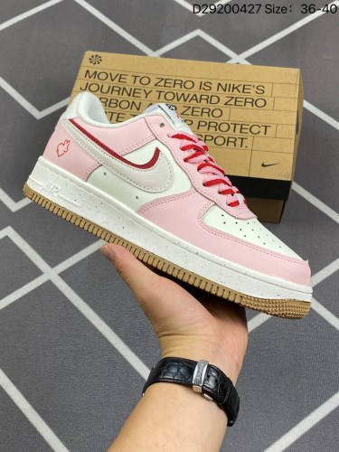 100耐克Nike Air Force 1 Low  空军一号低帮百搭休闲运动板鞋。柔软、弹性十足的缓震性能和出色的中底设计，横跨复古与现代的外型结合，造就出风靡全球三十多年的Force 1。尺码