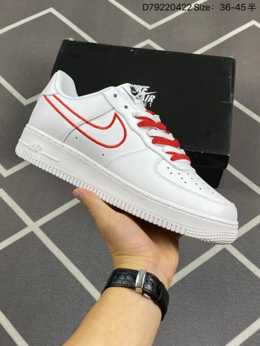 110耐克 Nike Air Force 1 '07 Low 空军一号含气垫 低帮百搭厚底增高休闲运动板鞋。柔软、弹性十足的缓震性能和出色的中底设计，横跨复古与现代的外型结合，造就出风靡全球三十多