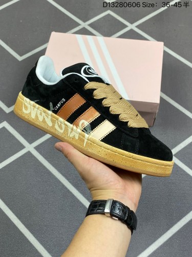 合集140Adidas originals Campus 00S 阿迪达斯 低帮 联名黑白 面包鞋防滑耐磨低邦板鞋 鞋身以黑色翻毛皮为主，搭配白色皮革锯齿三条纹的标志性设计，鞋舌位置印有双方品牌L
