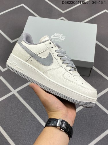 110耐克Nike Air Force 1 Low  空军一号低帮百搭休闲运动板鞋。柔软、弹性十足的缓震性能和出色的中底设计，横跨复古与现代的外型结合，造就出风靡全球三十多年的Force 1。