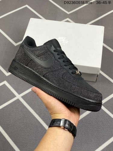 180✅耐克Nike Air Force 1 Low  空军一号低帮百搭休闲运动板鞋。柔软、弹性十足的缓震性能和出色的中底设计，横跨复古与现代的外型结合，造就出风靡全球三十多年的Force 1。货